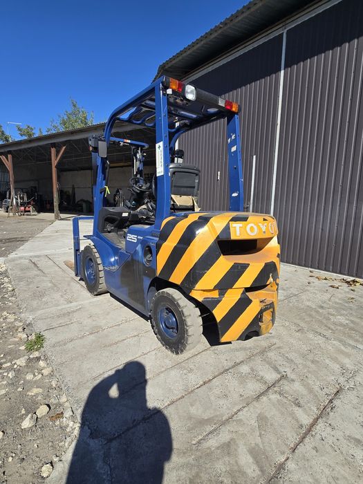Погрузчик вилковий.  TOYOTA 2.5 тонны.  Вагонник.