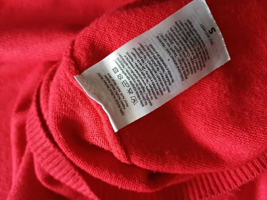 Sweterek z dekoltem w kształcie serca. Rozmuar S