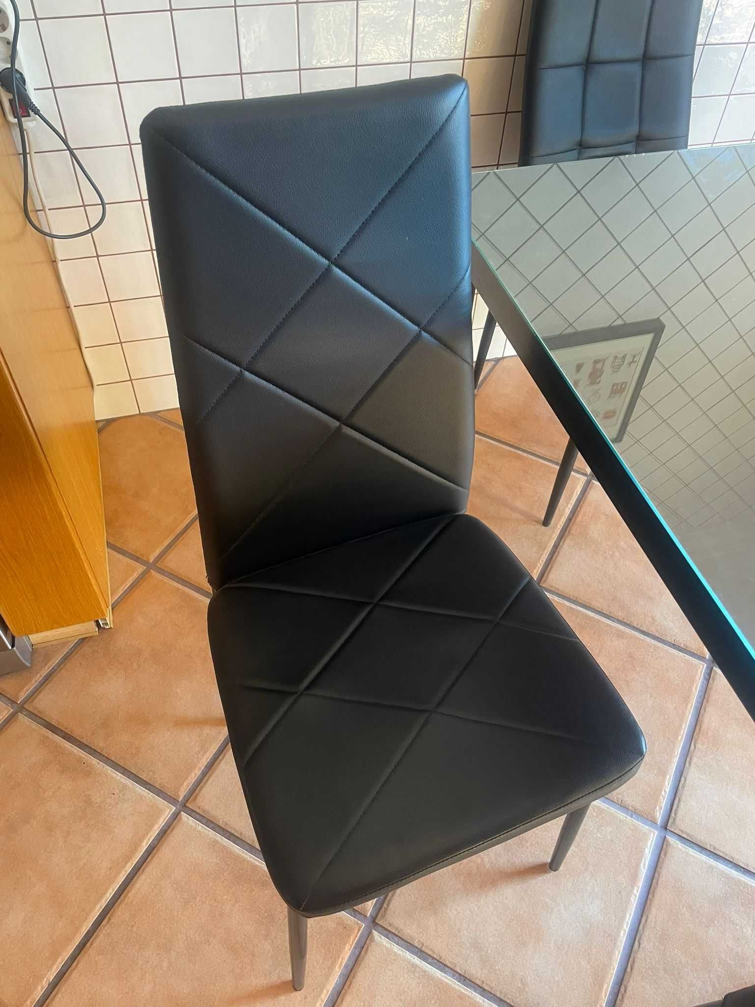 Mesa cozinha usada e 4 cadeiras novas