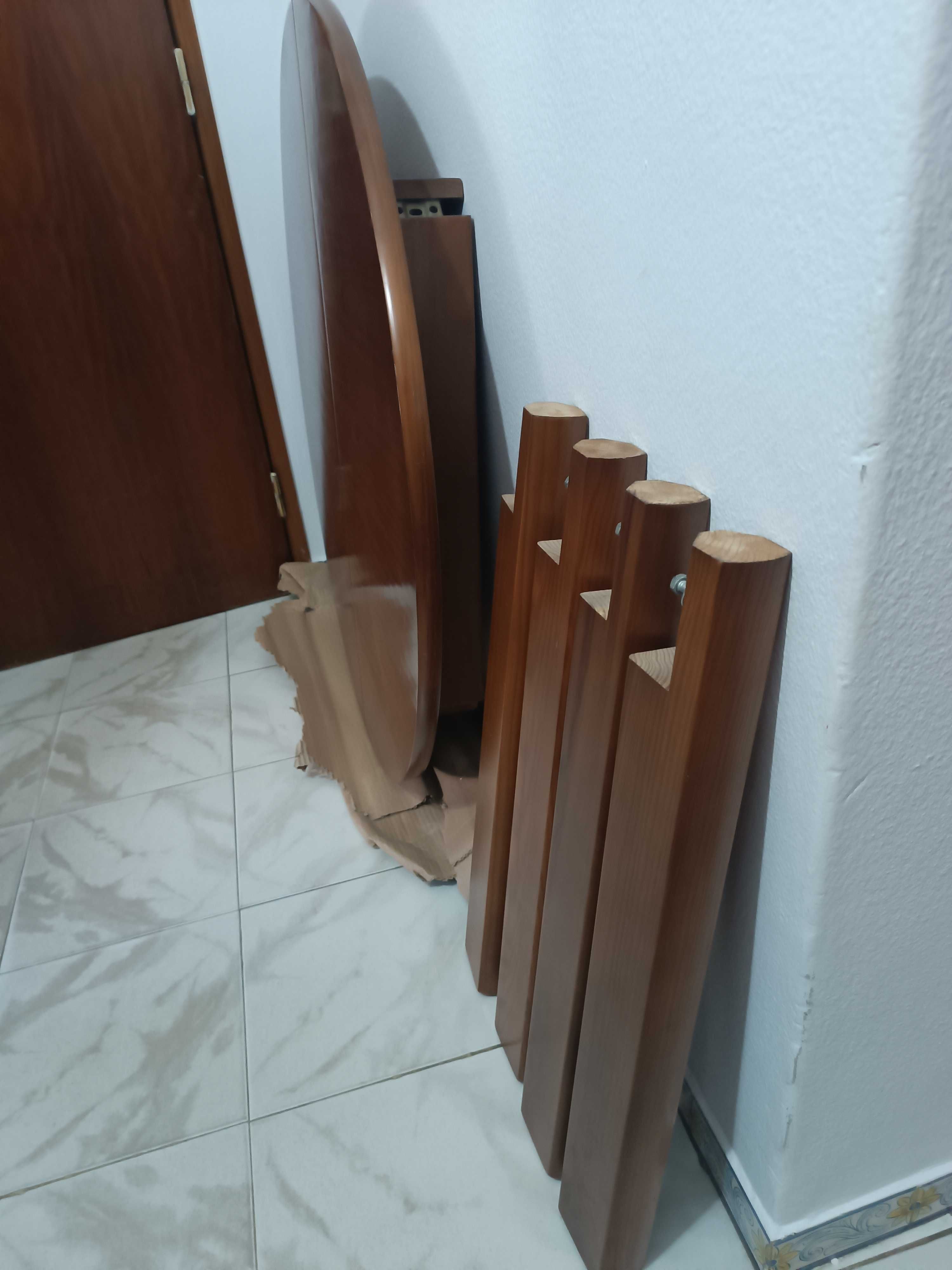 Mesa Redonda Extensível em Pinho Mel com Conjunto de 8 Cadeiras