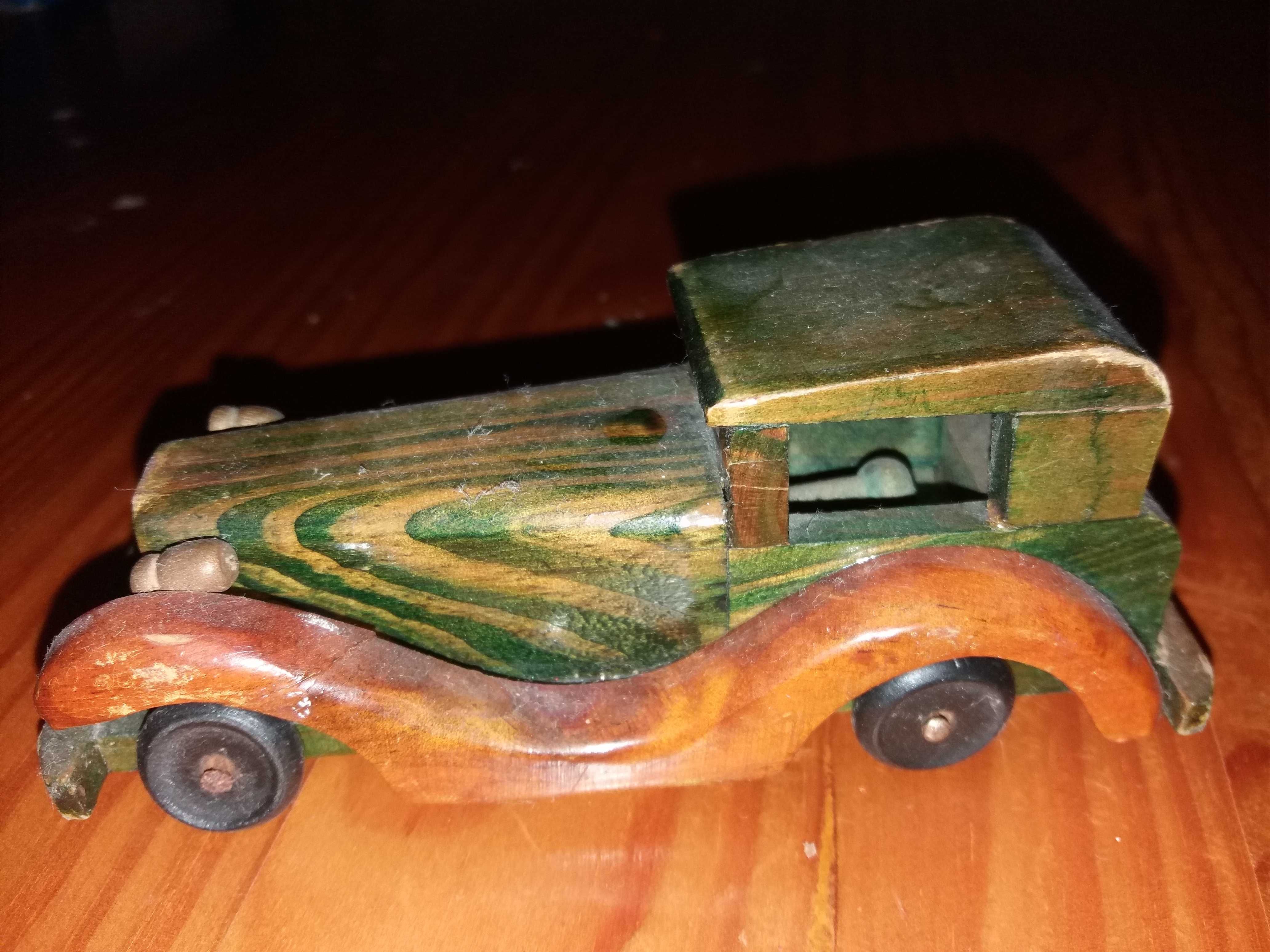 Carro miniatura em madeira
