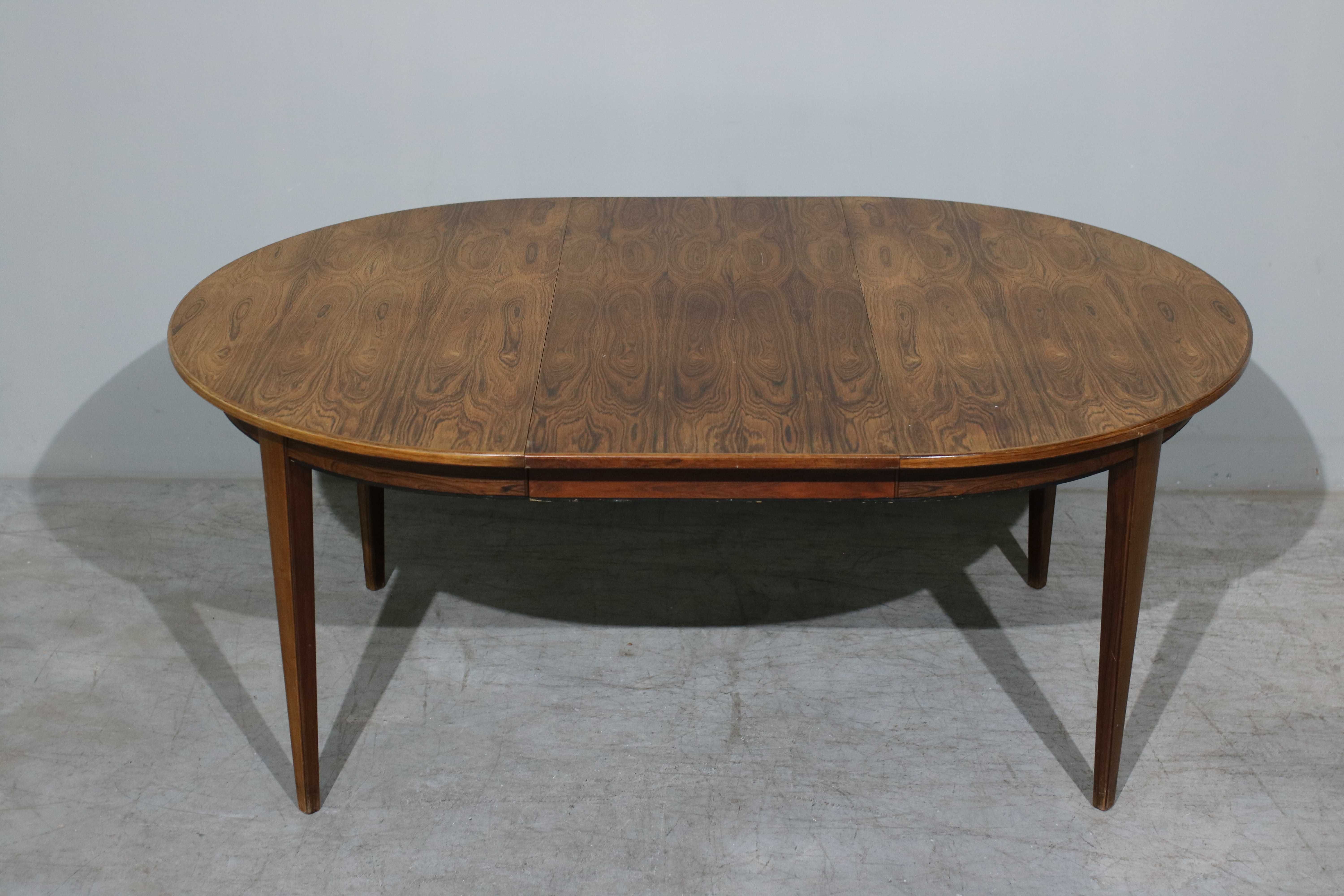 Mesa de jantar extensível Omann Jun modelo 55 em pau santo