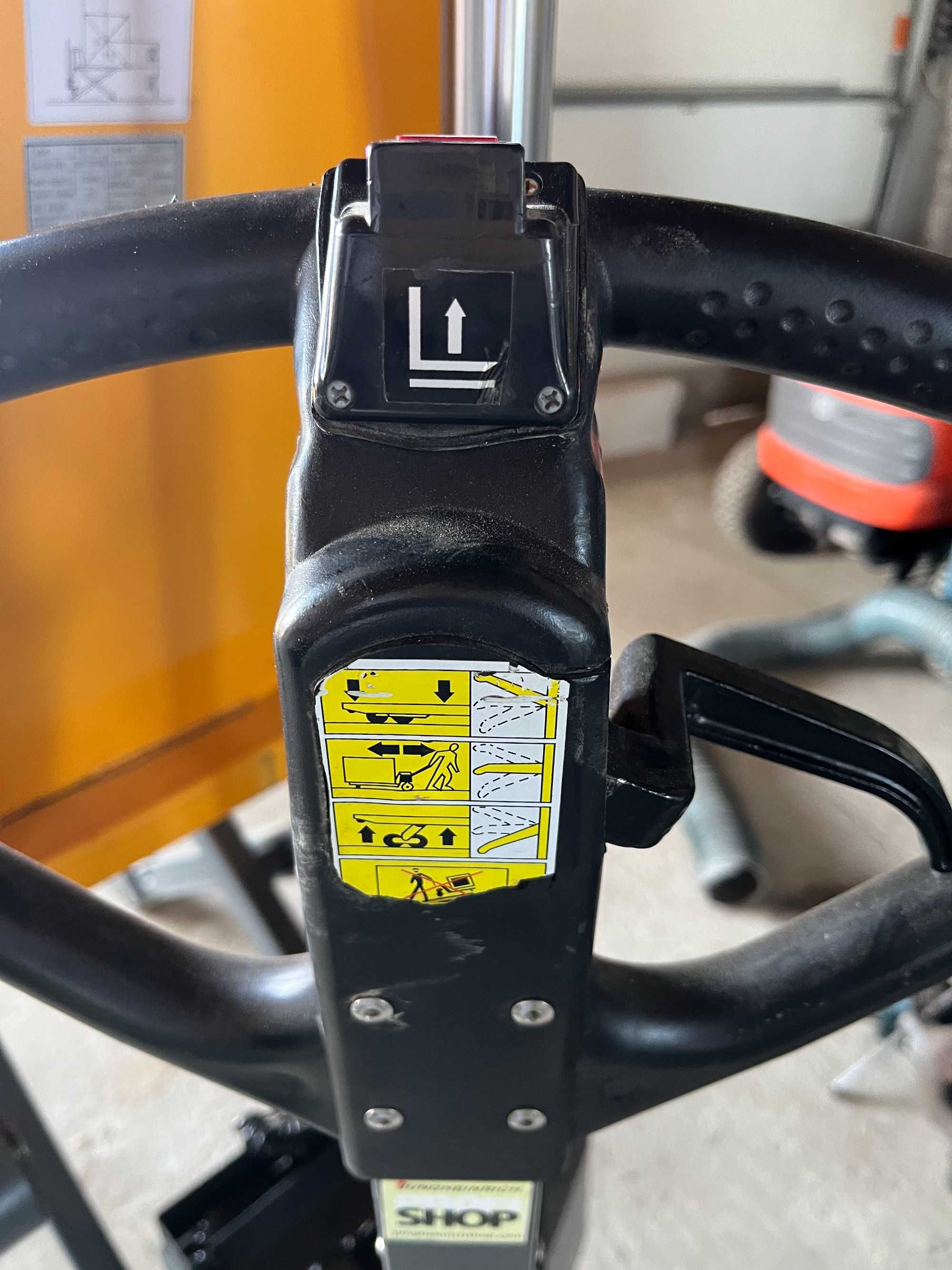 Wózek paletowy nożycowy elektryczny