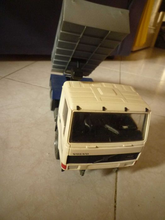 Camião Volvo EMEY escala 1/18 FL10 Intercooler em PVC