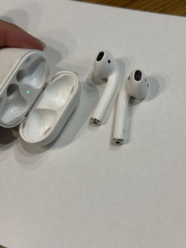Airpods 2 with chargiing case 2031 2032