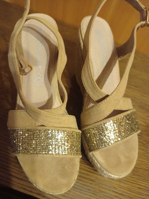 Sandálias beges compensadas