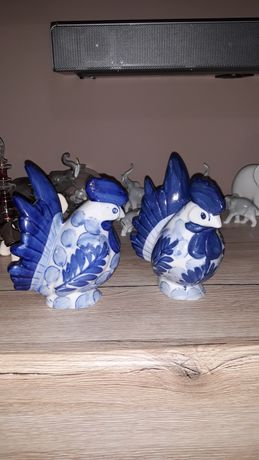 Porcelanowe figurki kogutów,  ręcznie malowane