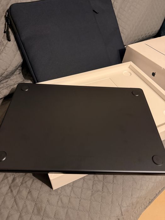 Macbook air 15/6 16/256 M3