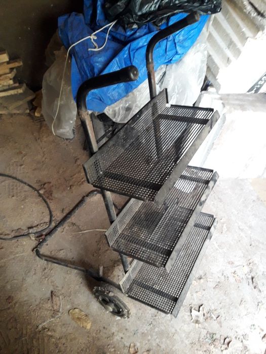 Metalowy wózek regał