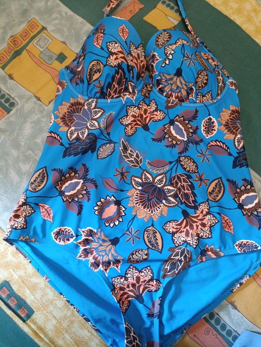 Купальники суцільні, на груди E, D.