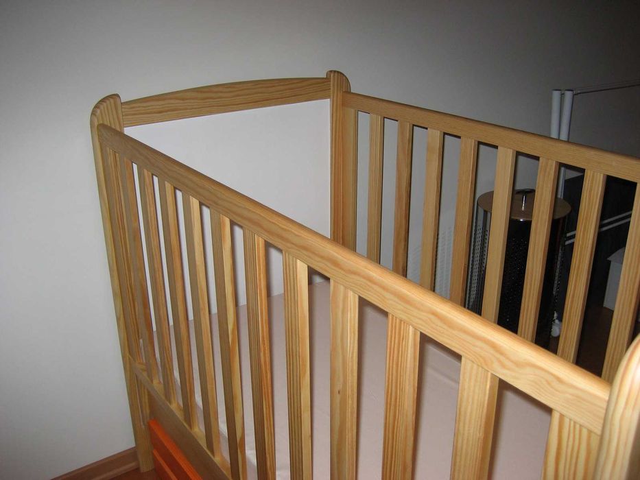 Quarto bebé com berço e cómoda