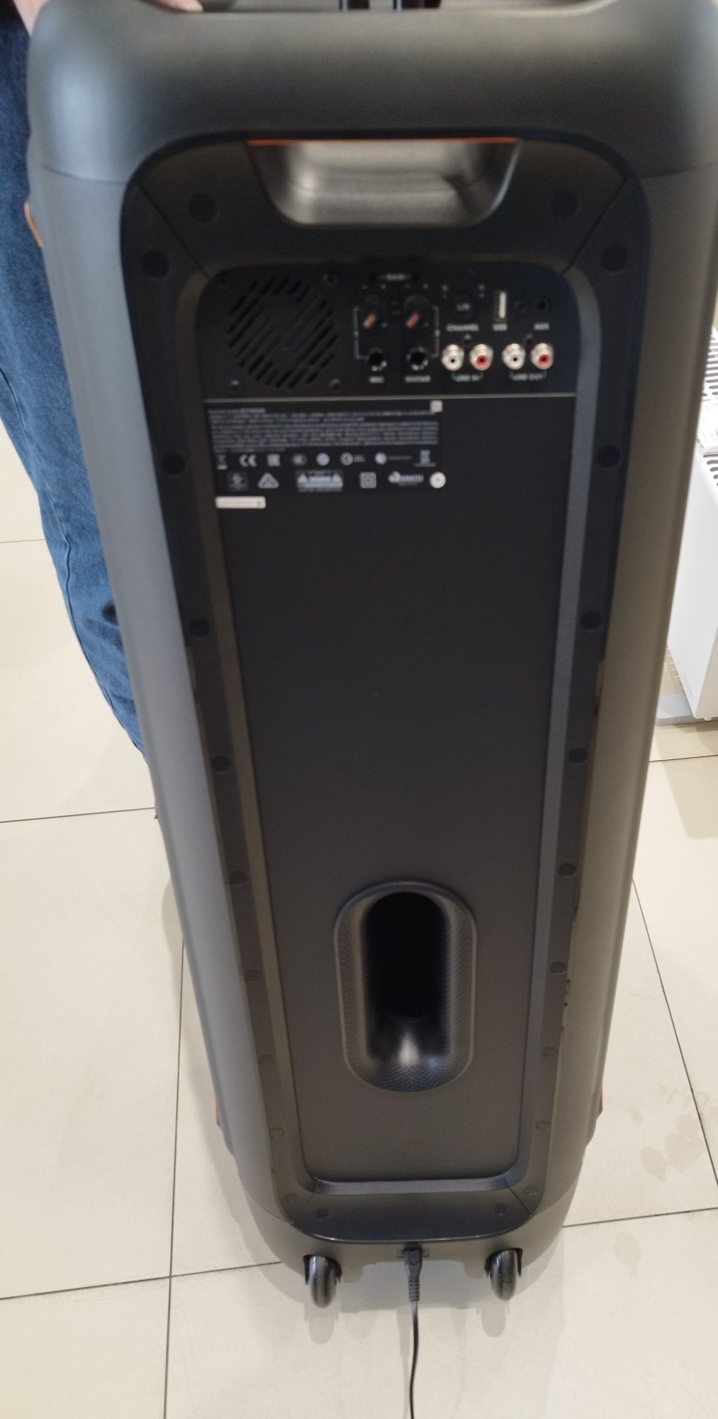 Продам портативную акустику Jbl partybox 1000