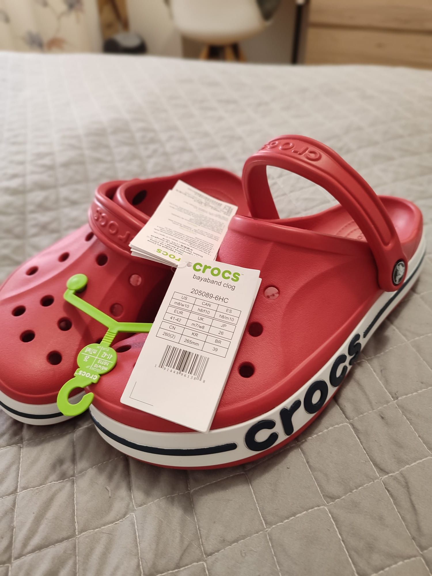 Crocs originais com etiquetas.