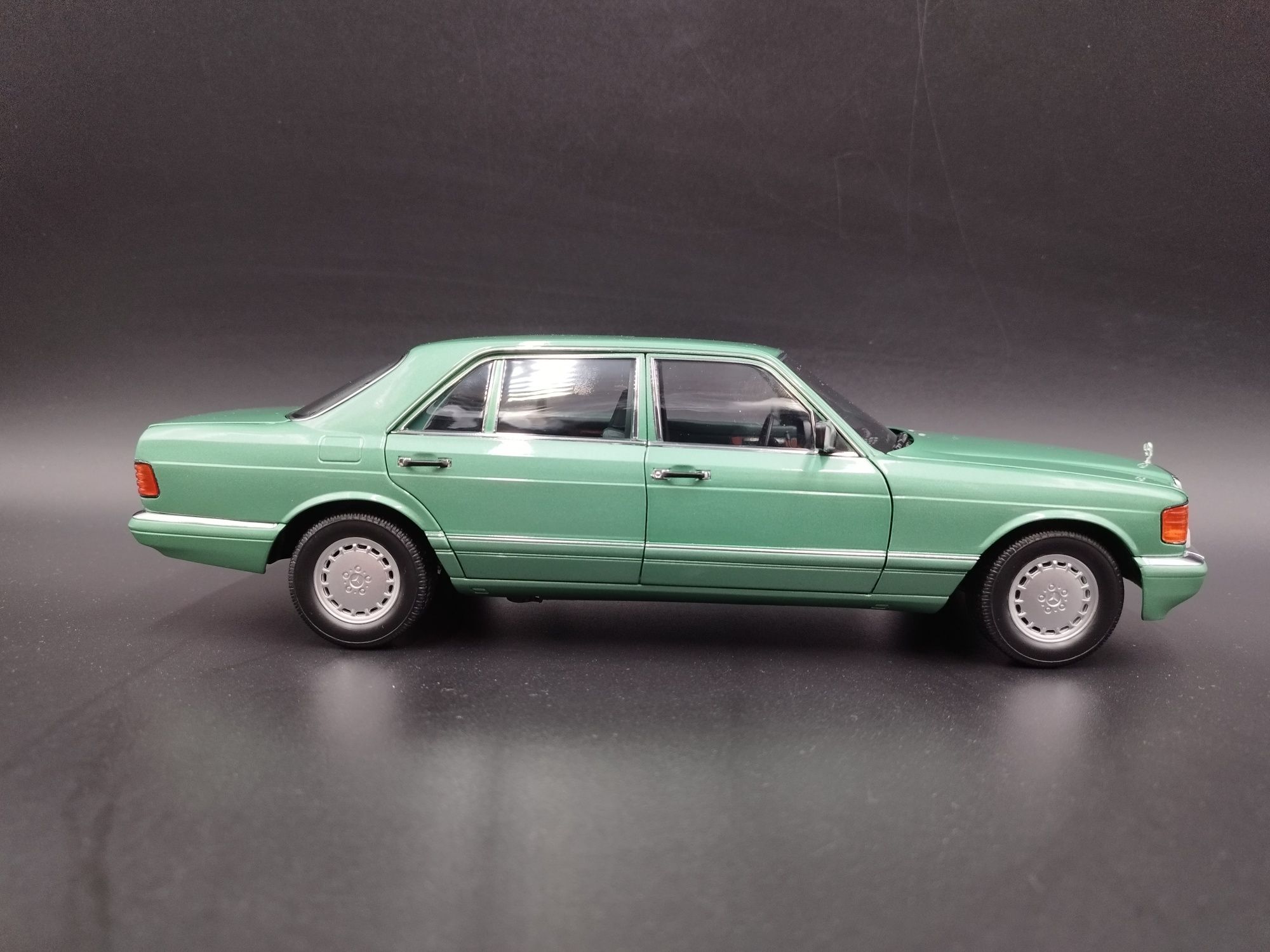 1:18 Norev 1991 Mercedes 560 SEL model nowy