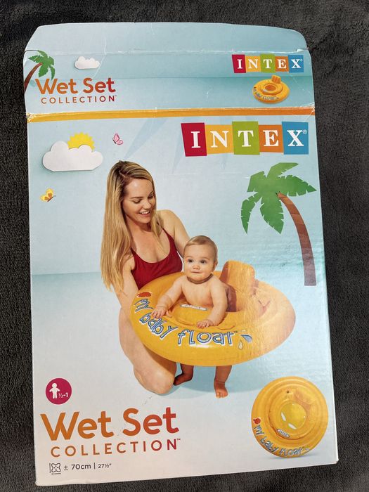 Żółte koło do pływania dla małych dzieci