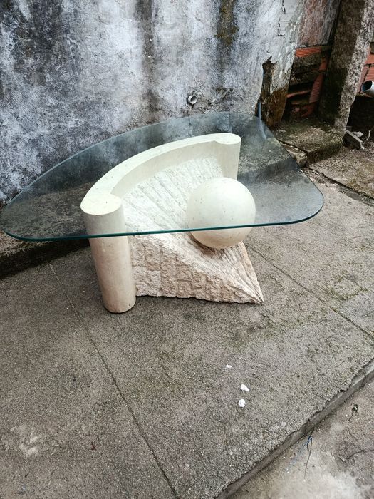 Mesa em pedra com tampo de vidro