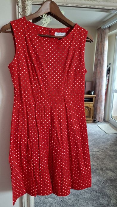Sukienka czerwona w białe groszki R:36 
Wymiary: