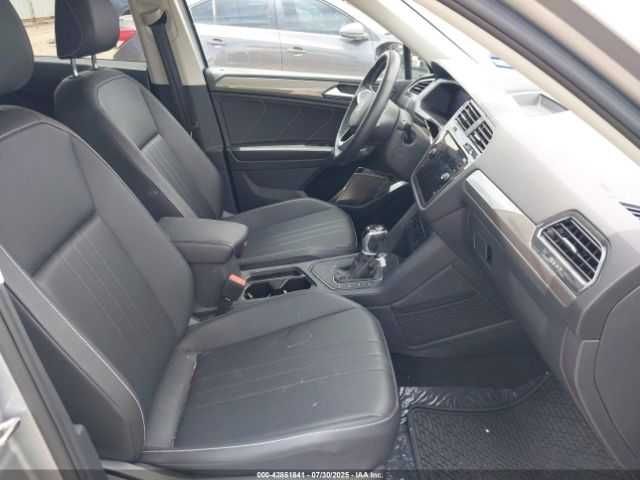 Volkswagen Tiguan 2.0T SE *