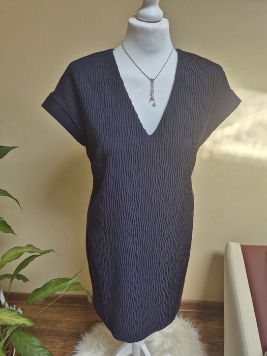 Elegancka klasyczna sukienka dopasowana Reserved  dekoldV granat 36