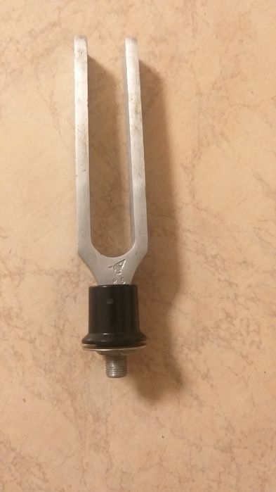 Камертон в хорошем состоянии.