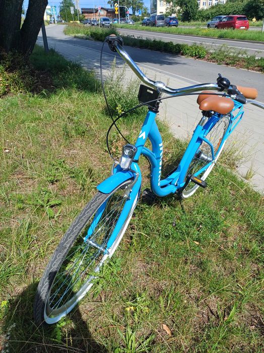 piękny niebieski rower miejski