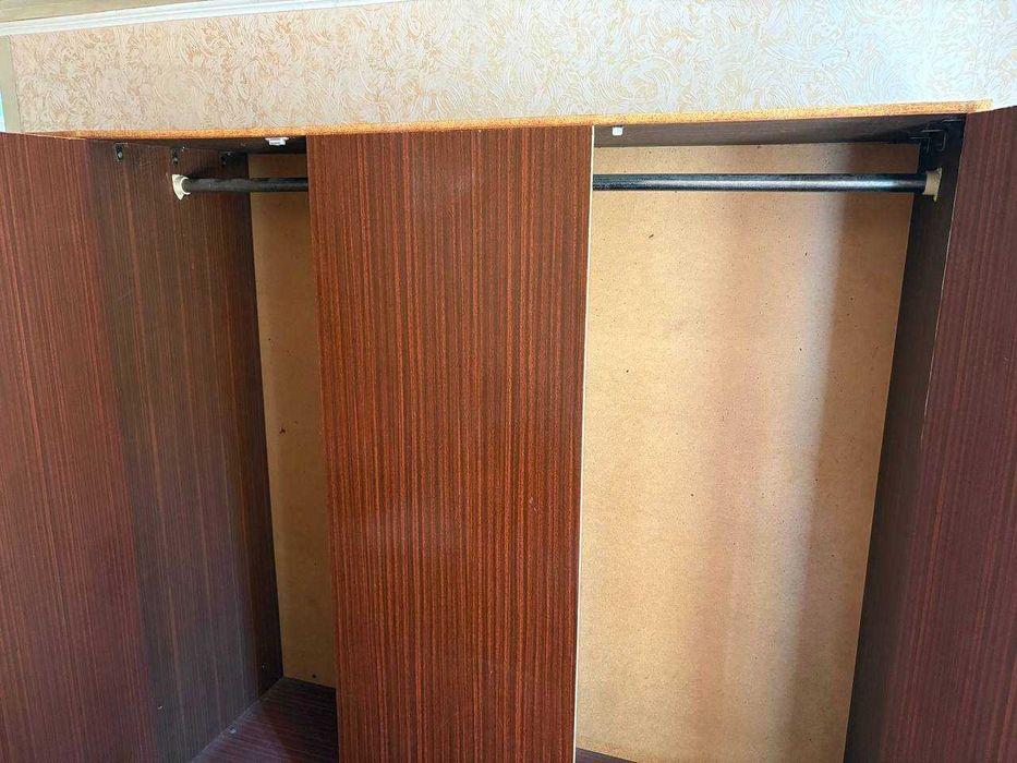 Шафа радянського типу для одягу