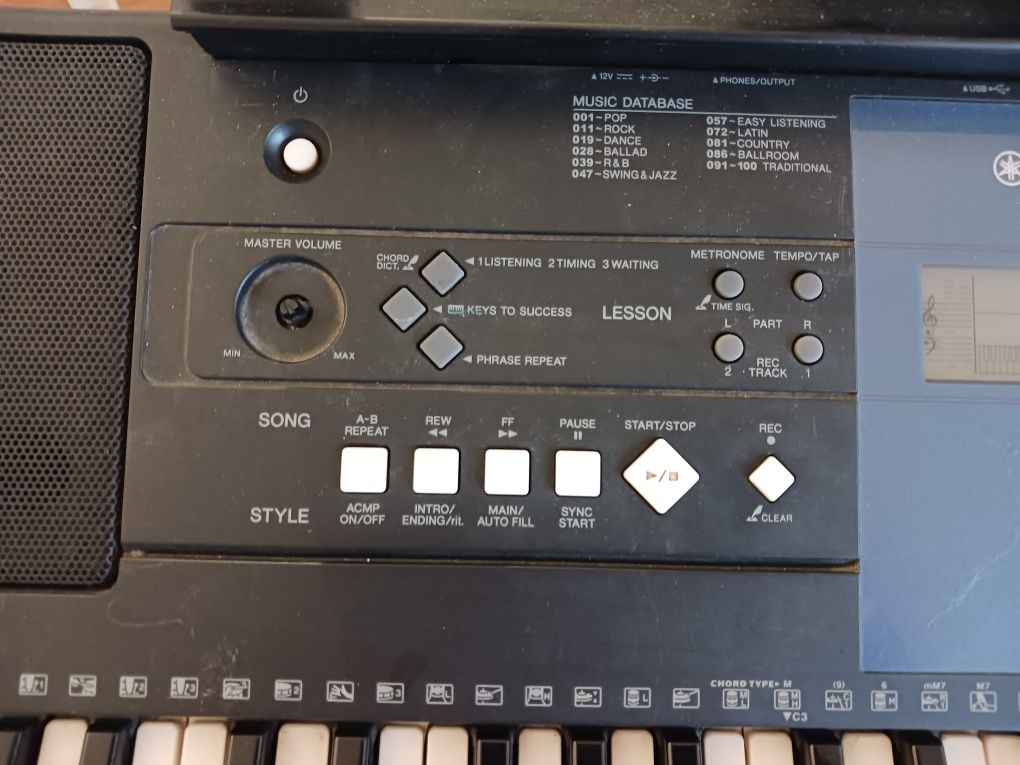 Teclado yamaha PSR E333 com tripé