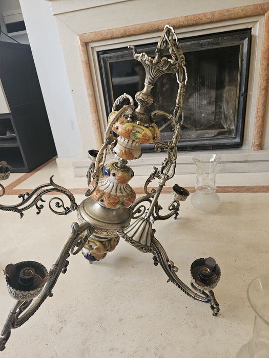 Espetacular candelabro de metal e loiça