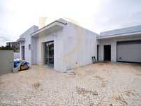 Moradia geminada térrea nova com piscina e garagem em Brejos de Aze...