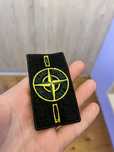 Patka, zawieszka stone island, materialowa przypinka