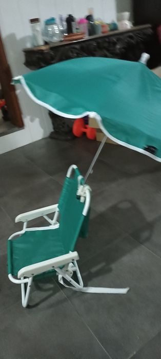 Cadeira de praia com guarda sol, criança
