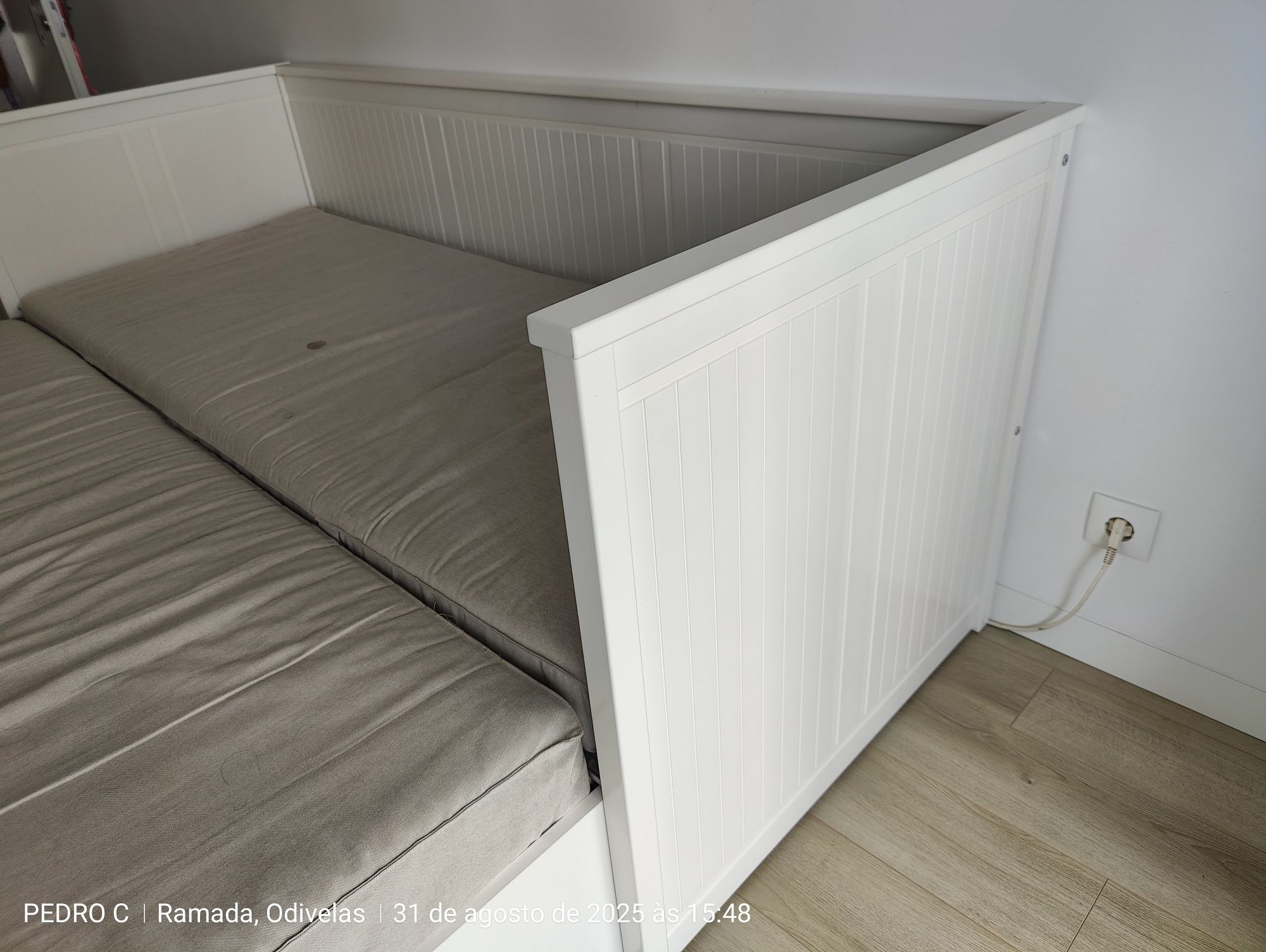 Cama usada com colchão incluído.