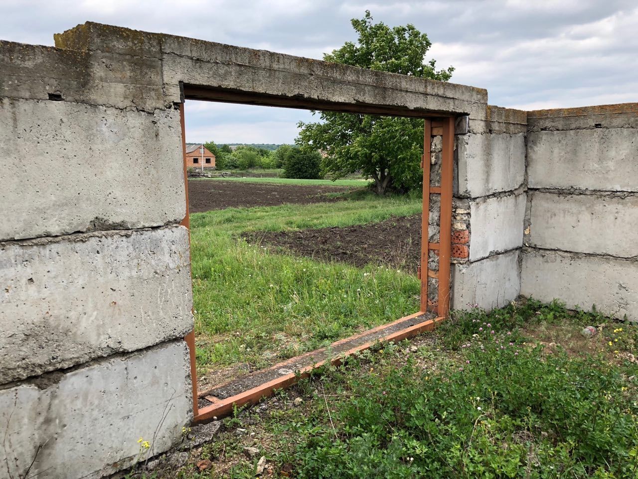 Земельна ділянка з розпочатим будівництвом