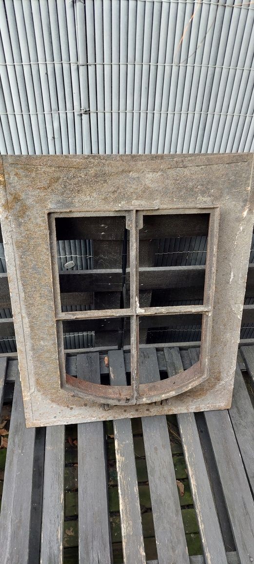 Przedwojenne okno dachowe z żeliwa