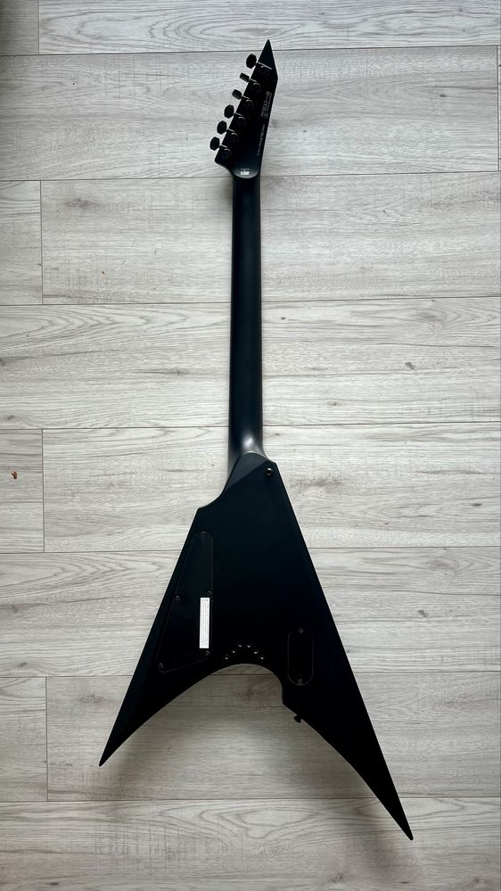 ESP Ltd Arrow Black Metal (fishman/emg)