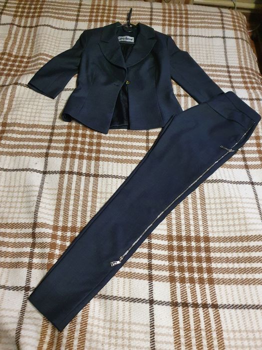 Срочно продам !Костюм брючный двойка.Жакет Пиджак брюки