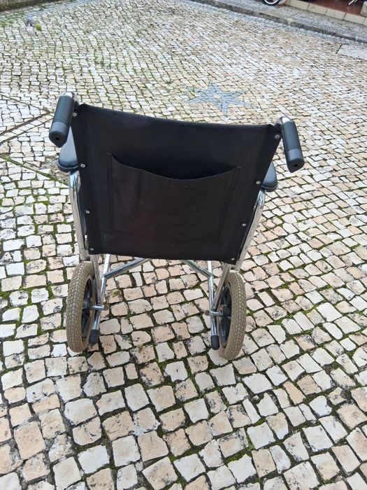 Cadeira de rodas para pessoas com deficiência