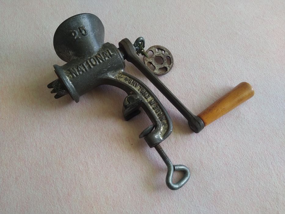 Máquina de picar carne muito antiga casa apartamento vivenda quarto.