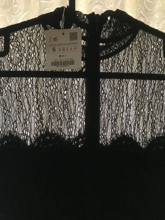 Чорна міні сукня Zara з мереживом
