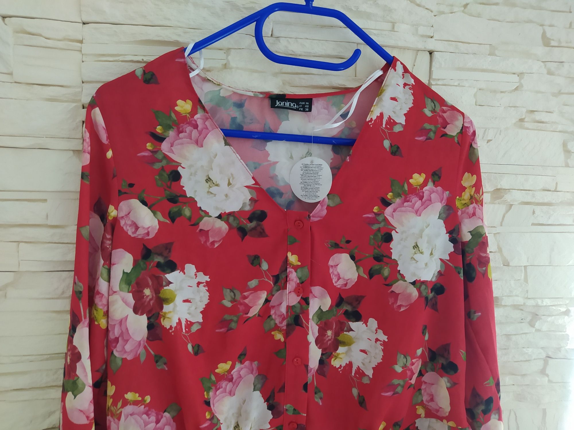Czerwona bluzka w kwiaty 36