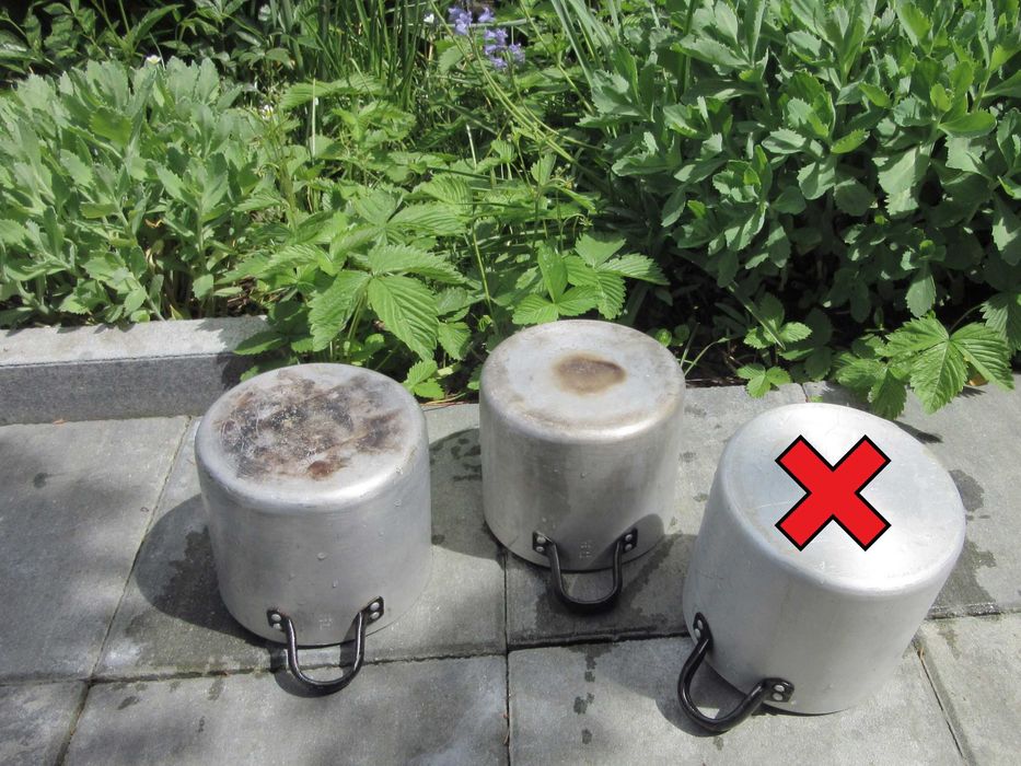 Garnki trzy . Zostały dwa .