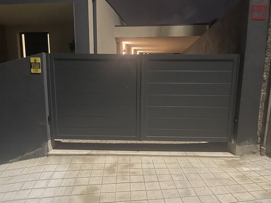 Vendo portão em aluminio lacado