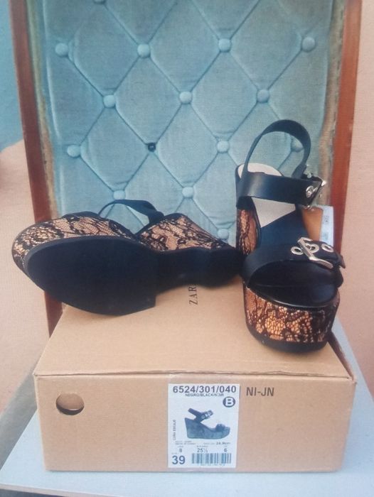 Sandały ZARA BASIC skórzane damskie na koturnie color czarny rozmiar 3