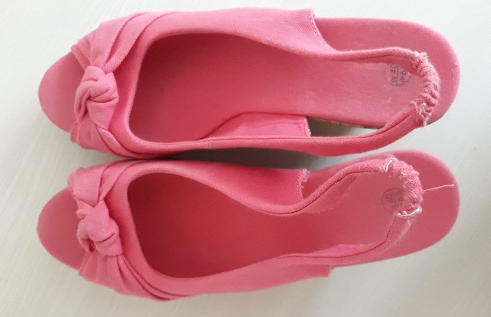 różowe sandały na koturnie