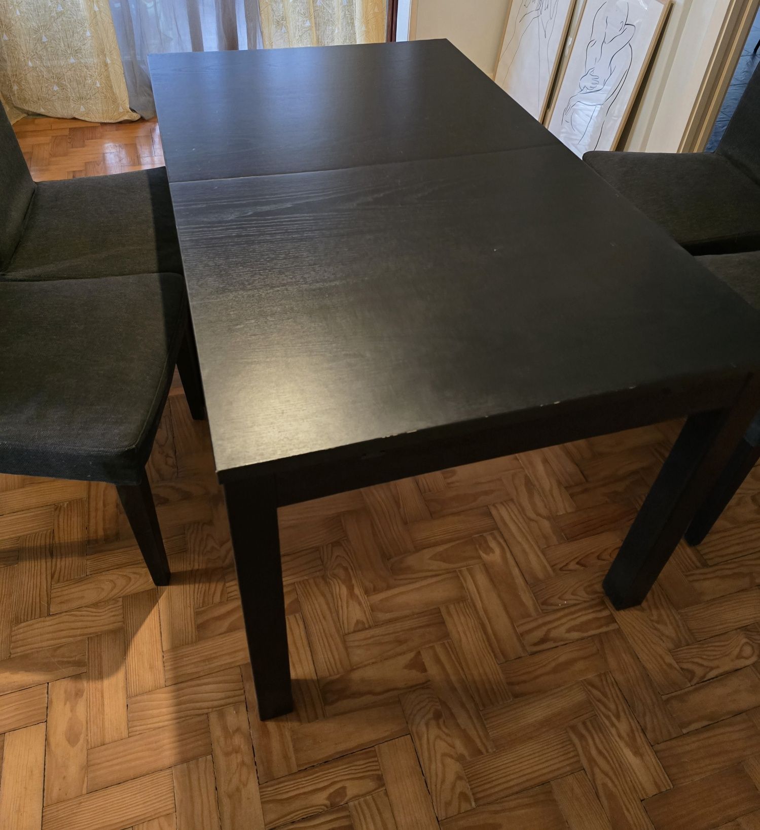 Mesa preta IKEA Bjursta