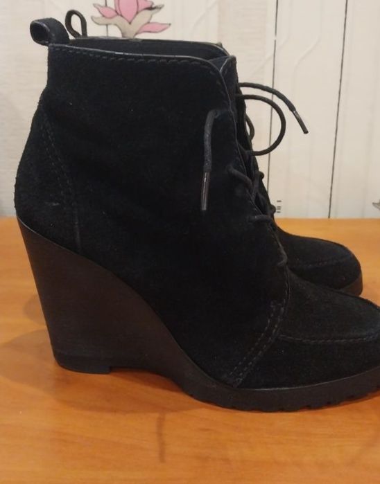 Продам женские осенние  кожаные ботинки на танкетке  Michael Kors