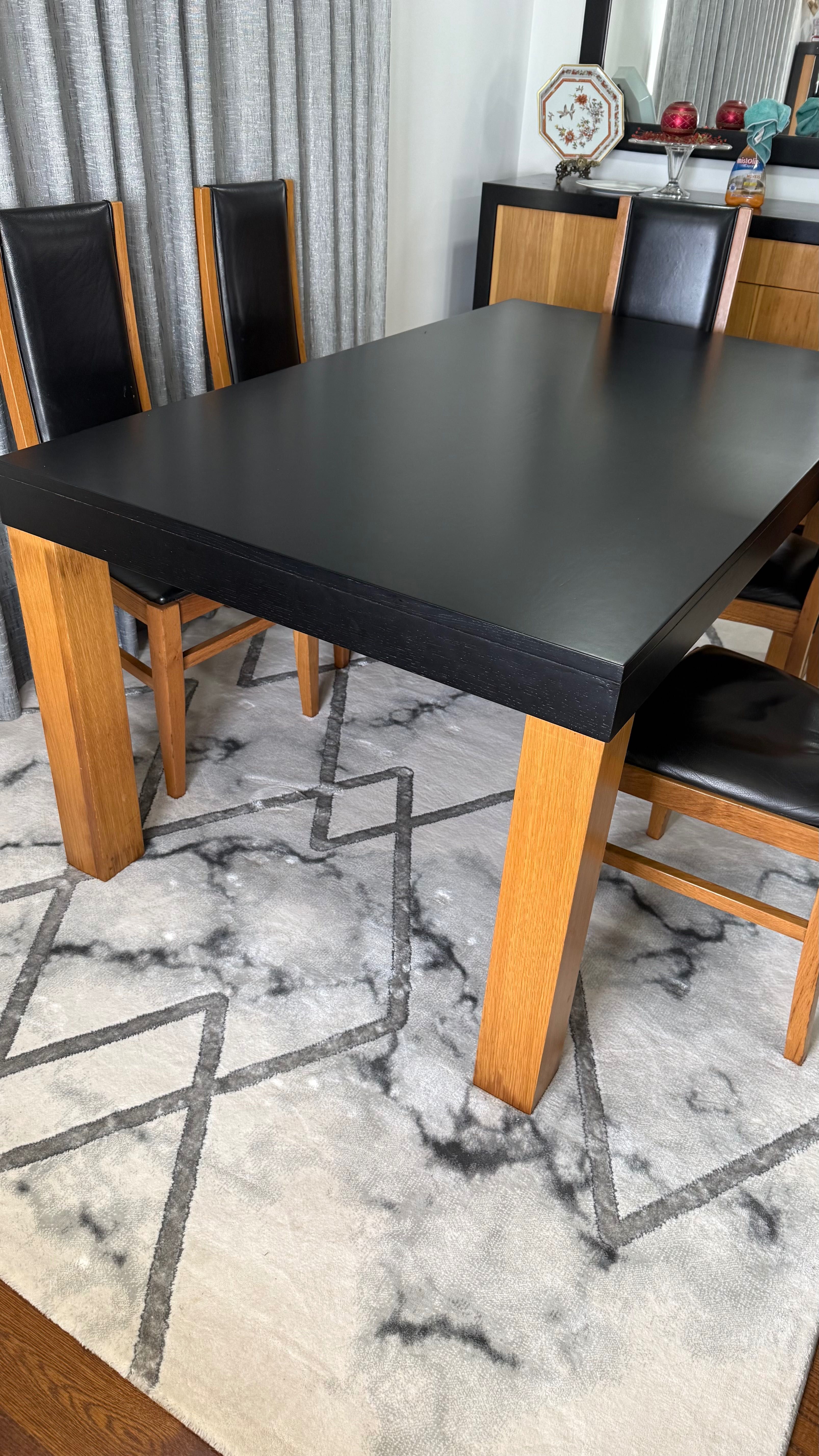 Mesa de jantar em Carvalho
