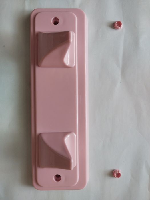 Розовая вешалка/держатель для полотенца в ванную комнату.