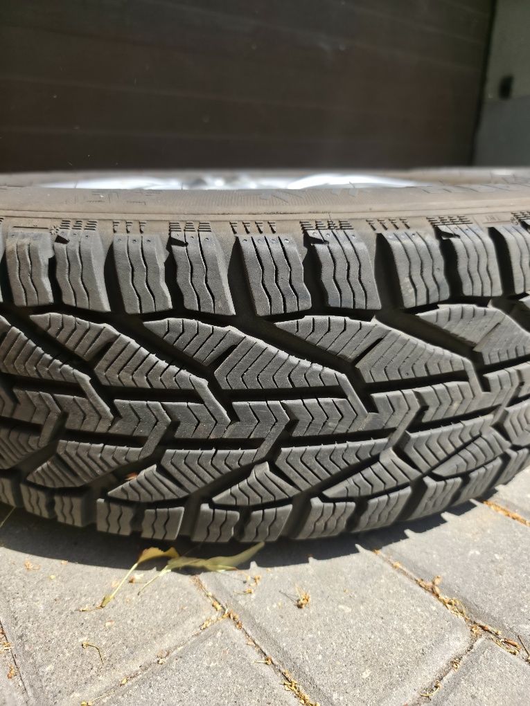 Komplet zimówek Kormoran Snow 215/60 R17 96H z felgami OE