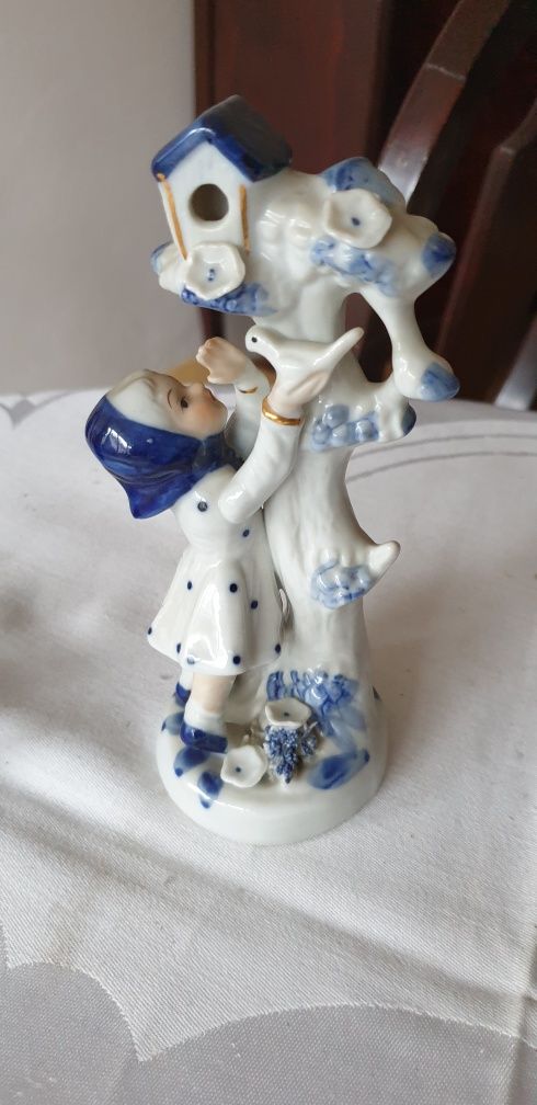 Dwie figurki porcelanowe dziewczynka i chłopiec z gołębiem retro prl